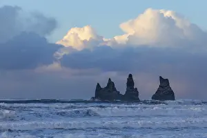 Icelandic Winter Landscape Drucke: Reynisdrangar pinnacles, waves