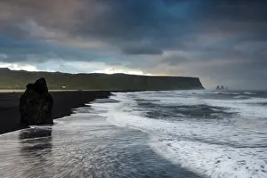 Reynisdrangar Rock Formation Drucke: Reynisdrangar rock formation, dramatic clouds