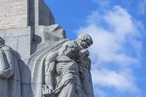 Drucke von Riga Lettland, Das Freiheitsdenkmal in Riga, Lettland, trägt die lettische Inschrift Tevzemei un Brivibai (Für Vaterland und Freiheit) Lettland Drucke: Riga Lettland, Der Freiheitsdenkmal in Riga.