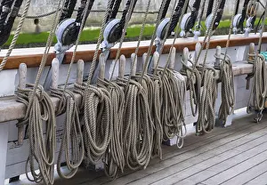 Sailing Ship Rigging Drucke: Rigging, wound ropes on a mainsailor