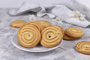 German Butter Cookies Drucke: Ring shaped spritz biscuits