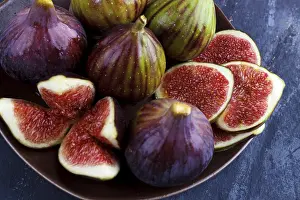 Tropical Fruit Images Drucke: Ripe figs on dark rustic background