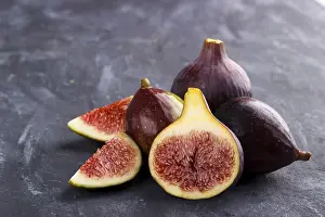 Tropical Fruit Images Drucke: Ripe figs on dark rustic background