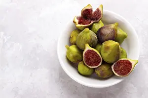 Ripe Figs Drucke: Ripe figs in a plate on white rustic background