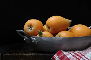 Stone Fruit Nutrition Drucke: Ripe medlars in shell