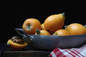 Stone Fruit Nutrition Drucke: Ripe medlars in shell, Germany