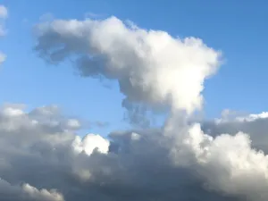 Drucke von Ein Wolkenmeer aus gebrochenen Cumuluswolken schiebt sich über einen Himmel, der von grauen Regenschleiern dominiert wird Humilis Drucke: Berge von Cumuluswolken über grauen Regenwolken