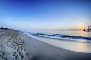 Outer Banks North Carolina Drucke: The rising sun peeks through clouds