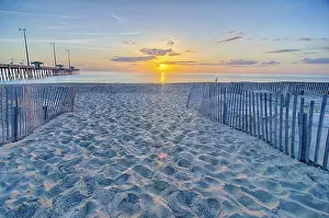 American Coastal Landscapes Drucke: The rising sun peeks through clouds