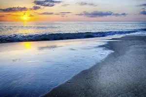 American Coastal Landscapes Drucke: The rising sun peeks through clouds