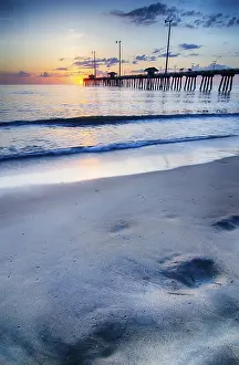 US American Coastline Drucke: The rising sun peeks through clouds