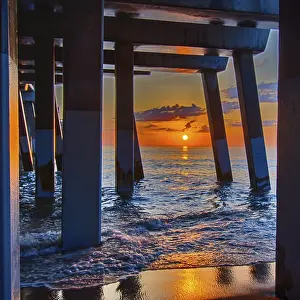 USA Coastal Landscapes Drucke: The rising sun peeks through clouds