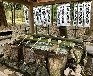 Deserted Japanese Shrine Drucke: Well for ritual ablution at a temple