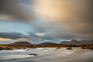 Glen Coe Mountain Peaks Drucke: River Ba with mountain peaks in the background and dramatic clouds