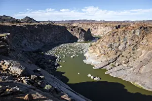 Natural Preserve Waterfall Drucke: River bed and dump on the Orange River