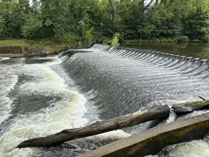 Bilder Datiert 6. Juli 2024: Flussverlauf mit Wasserfall im Sommer.