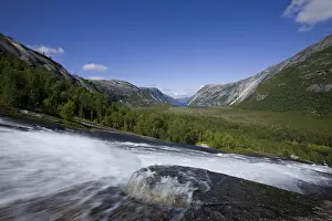 Drucke von Ein Fluss, der über Granitfelsen bei Hellmobotn, Hellmofjorden, Norwegen, Skandinavien, Europa fließt Fluss Drucke: Fluss, der über Granitfelsen von Hellmobotn fließt.