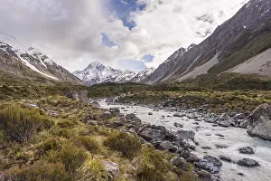 Mount Cook Three Thousanders Drucke: River flowing through valley, Hooker River