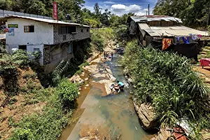 Central Province Travel Photography Drucke: A river flows through a village