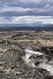 Vatnajokull National Park Images Drucke: River flows through volcanic landscape