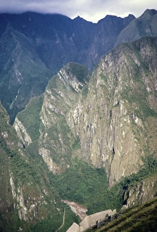Inca Ruins Complex Peru Drucke: River gorge and mountain peak of Machu Picchu