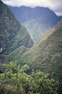 Vintage Travel Photos Drucke: River gorge and mountain peak of Machu Picchu