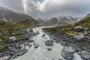 New Zealand Landscapes Drucke: River Hooker River, Cloudy Mountains