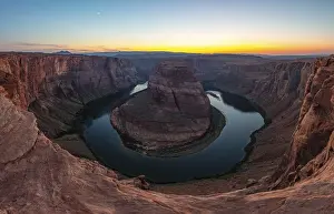 Uninhabited Gorge Scenery Drucke: River loop, Horseshoe Bend at sunset