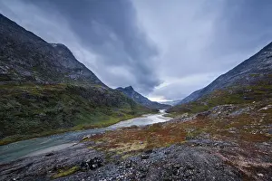Deserted Mountain Scenery Drucke: River valley, mountains, dramatic sky