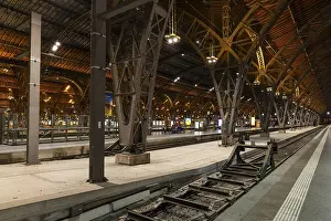 Main Train Stations Europe Drucke: Riveted iron framework in the railway hall