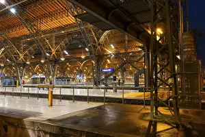 Central European Train Stations Drucke: Riveted iron framework in the railway hall