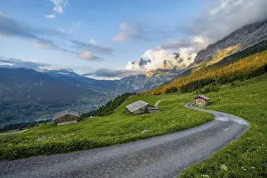 Bernese Oberland Landscape Drucke: Road, alpine huts and alpine meadows