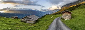 Bernese Oberland Scenery Drucke: Road, alpine huts and alpine meadows