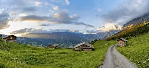 Log Cabin In The Mountains Drucke: Road, alpine huts and alpine meadows