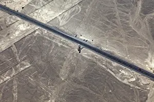 Desert Geoglyphs Drucke: Road through the desert with lines and patterns in the area