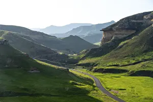 South Africa Landscape Drucke: Road through grasslands with sandstone cliffs and cliffs