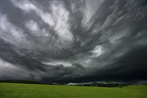Stormy Atmosphere Bavaria Drucke: Road and meadows with thunderstorm sky in the background