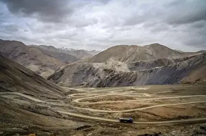 Mountainous Region Travel Drucke: Road to the mountain pass