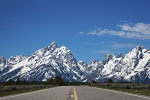 Drucke von Straße im Park mit Blick auf die Teton Range, Grand-Teton-Nationalpark, Wyoming, Amerika, Vereinigte Staaten Wyoming Drucke: Straße im Park mit Aussicht auf die Teton Range.