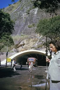 Straßentunnel durch einen Berg, Copacabana, Rio de Janeiro, Brasilien, Südamerika 1962.