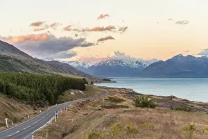 Southern Alps Landscape Drucke: Road with view of Mount Cook, sunset
