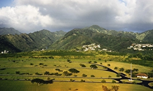 Australian Mountainous Landscapes Drucke: Roads for a theme park with the mountains of the Lamb Range in the background