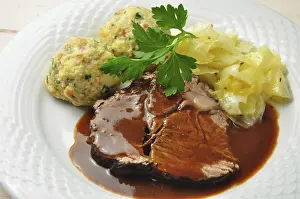 Empty Table Food Setup Drucke: Roast beef with bread dumplings and white cabbage
