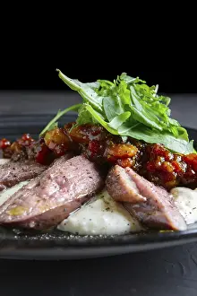 Barbecue Steak Drucke: Roasted beef with caramelized vegetables and arugula