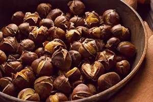 Roasted Chestnuts Drucke: Roasted chestnuts, in an iron pan