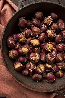 Roasted Chestnuts Drucke: Roasted chestnuts, in an iron pan