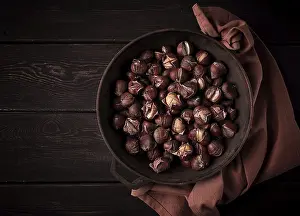 Roasted Chestnuts Drucke: Roasted chestnuts, in an iron pan