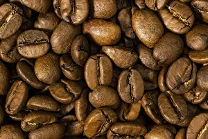 Roasted Coffee Beans Drucke: Roasted coffee beans background, close up