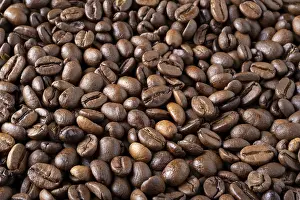 Drucke von Geröstete Kaffeebohnen im Hintergrund. Selektive Schärfe Arabica Drucke: Geröstete Kaffeebohnen im Hintergrund. Selektiver Fokus.