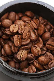 Roasted Coffee Beans Drucke: Roasted coffee beans grinders in close up